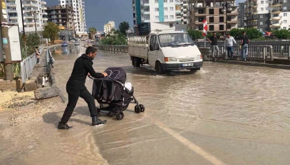 Mersin Erdemlide sağanak yağış etkili oldu, su birikintileri oluştu