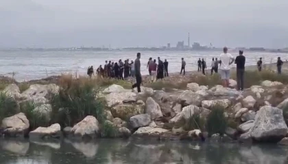 Mersinde denize giren 3 gençten biri hayatını kaybetti
