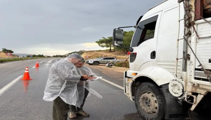 Mersinde yağışa rağmen orman emvali taşıyan araçlar denetlendi