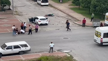 Motosikletle çarpışan otomobilin sürücüsü şoka girdi, gözyaşlarına boğuldu