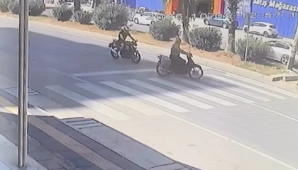 Motosikletler çarpıştı, sürücülerden biri hayatını kaybetti: Kaza anı kamerada