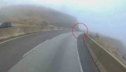 Önünde seyreden otomobil refüje çarptı, tır sürücüsü neye uğradığını şaşırdı