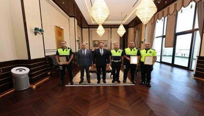 Örnek davranışıyla Bakan Çiftçinin takdirini toplayan polis memurlarına başarı belgesi verildi