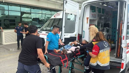 Otoyolda minibüs ve 2 tırın karıştığı kazada 11 kişi yaralandı