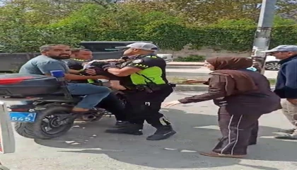 Polis, bilinci kapanan bebeği motosikletle hastaneye yetiştirdi