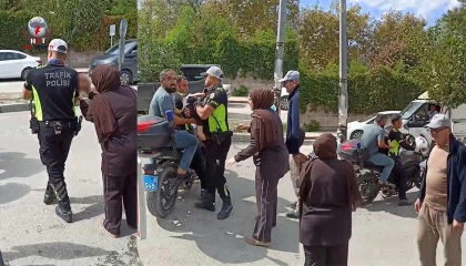 Polis, bilinci kapanan bebeği motosikletle hastaneye yetiştirdi