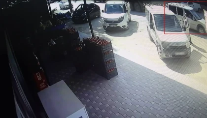 Sahibinin market alışverişi yaparken çalışır halde bıraktığı aracı kendininmişçesine çalan hırsız kaza yapınca yakayı ele verdi