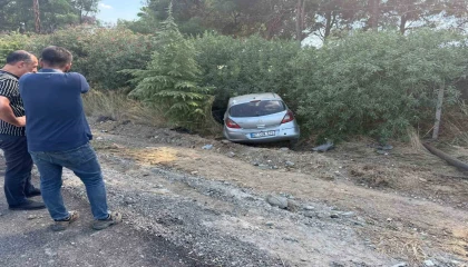 Serikte kontrolden çıkan otomobil şarampole yuvarlandı