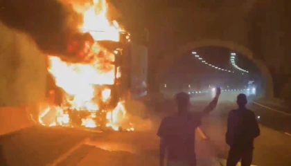 Seyir halindeki kamyon alev alev yandı