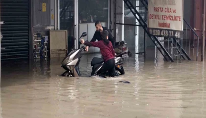 Silifke sele teslim: Dereler taştı, araçlar sular altında kaldı