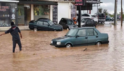 Silifkede sağanak sele dönüştü, araçlar su içinde kaldı