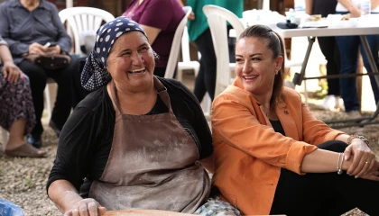 Sosyal medyada belediye başkanını kadınlarla yufka açarken gördü, yazdığı yorumla hamur makinesi kapısına geldi