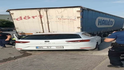 Tarsusta otomobil park halindeki tıra arkadan çarptı, sürücü yaralandı