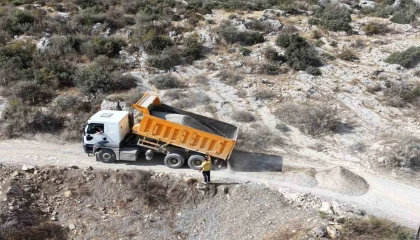 Tarsusun kırsal mahallelerinde yol çalışmaları sürüyor