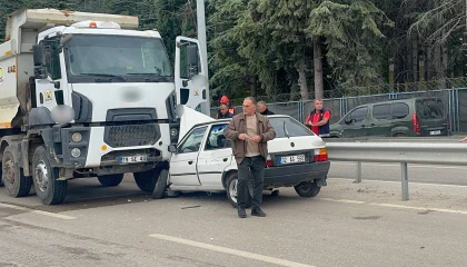Ters yöne giren otomobil hafriyat kamyonunun altına girdi