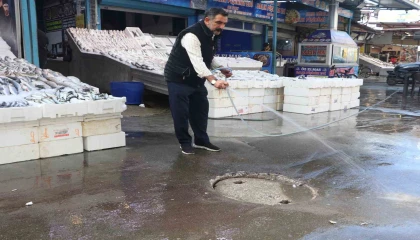 Tıkanan kanalizasyon giderini kendi açan esnaf ASKİye tepki gösterdi