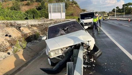 Tofaş otomobil, demir bariyerlere ok gibi saplandı, sürücü yaralandı