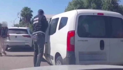 Torbacıların aracının önünü kestiler: 9 kilo skunk ele geçirildi