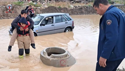 Yağmur sularına gömülen araçtaki öğrenciyi itfaiye ekipleri okula ulaştırdı