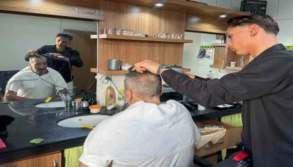 Yaşlı ve engellilerin ayağına gidip ücretsiz tıraş yapıyor