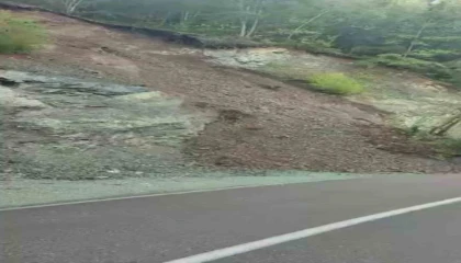 Yayla yolunda toprak kayması yaşandı