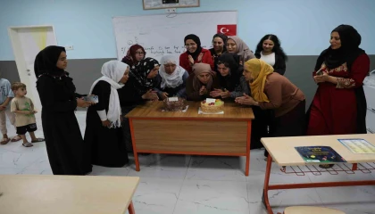 Yıllar sonra gelen mutluluk: Okuma-yazma öğrendiler, pasta kesip mezun oldular