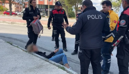 Yoldan geçen araçların önüne atladı, polis ekiplerine zor anlar yaşattı
