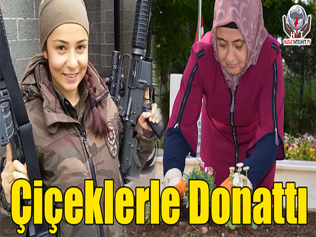 Kızının Mezarını Çiçeklerle Donattı