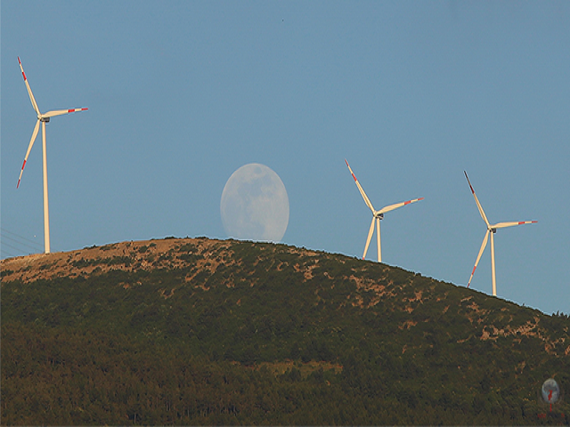 Dolunayın rüzgar gülleriyle muhteşem görüntüsü