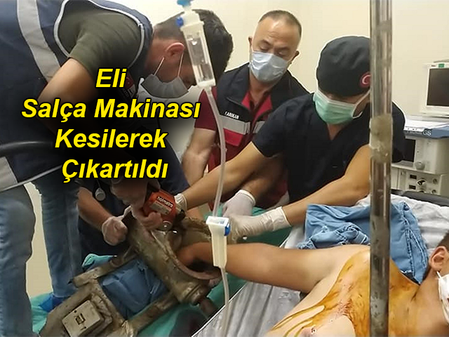 Hatay'da Sıkışan El Salça Makinası Kesilerek Çıkartıldı