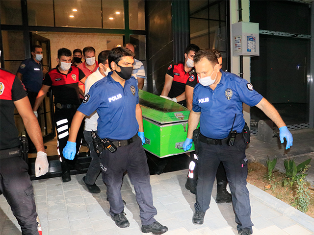 Vali yardımcısının öldürdüğü kardeşi ve annesinin cesetleri adli tıpa kaldırıldı