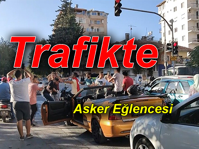 Trafikte asker eğlencesi yaptılar