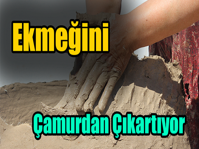 Ekmeğini çamurdan çıkartıyor
