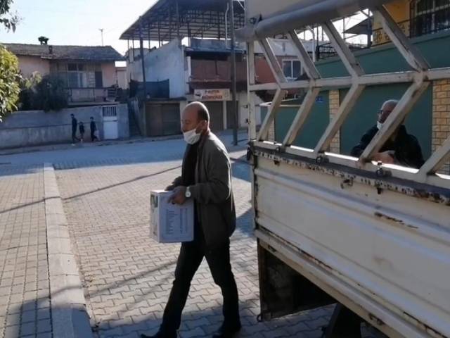 Hatay’da bir muhtar zenginden alıp fakire veriyor