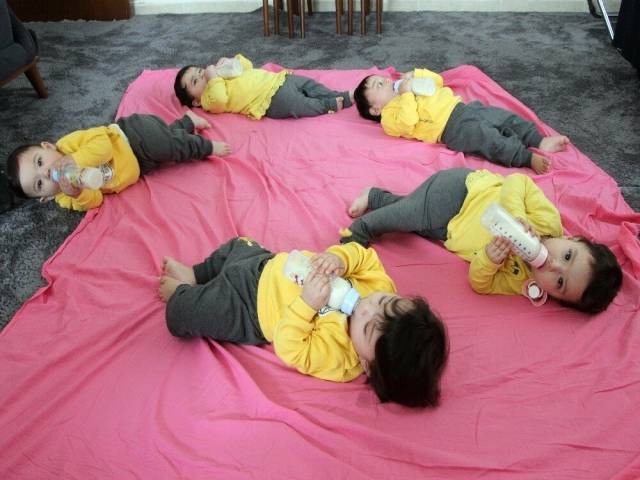 Hataylı beşiz bebeklere mama ve bez yardımı