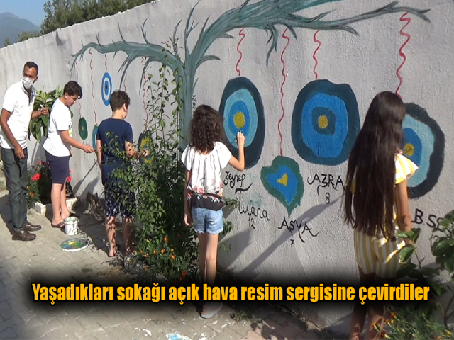 Yaşadıkları sokağı açık hava resim sergisine çevirdiler