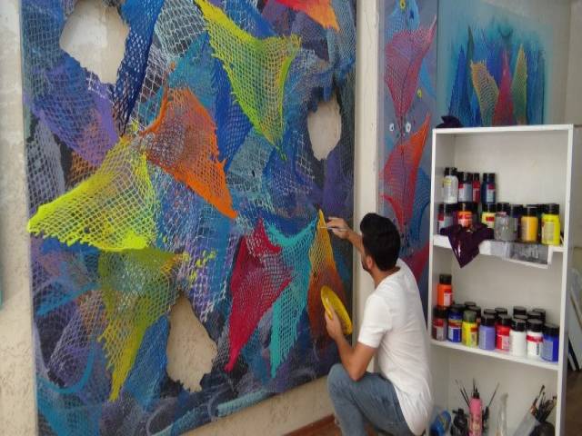 Hataylı ressam resimlerini ağlarla süslüyor