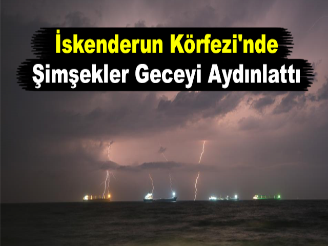 İskenderun Körfezi'nde Şimşekler Geceyi Aydınlattı