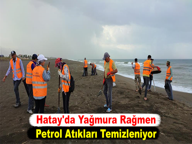 Hatay'da Yağmura Rağmen Petrol Atıkları Temizleniyor