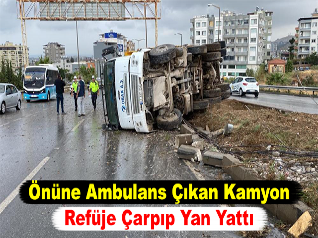 Önüne Ambulans Çıkan Kamyon Refüje Çarpıp Yan Yattı
