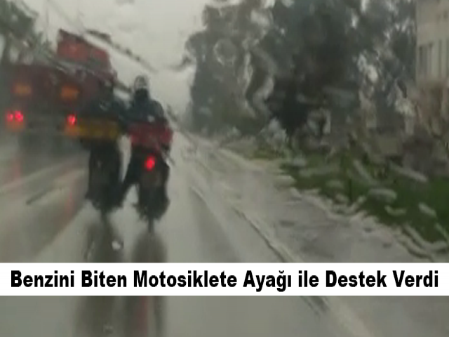 Hatay'da Benzini Biten Motosiklete Ayağı ile Destek Verdi