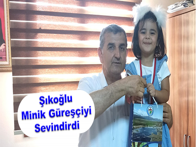 Şıkoğlu minik güreşçiyi sevindirdi