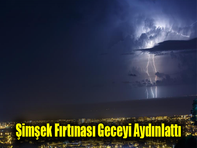 İskenderun Körfezi'nde şimşek fırtınası geceyi aydınlattı